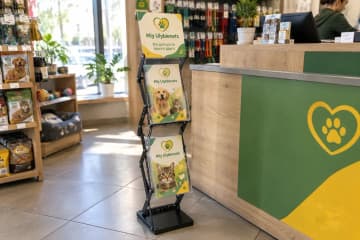 Буклетниця-конструктор біля каси зоомагазину