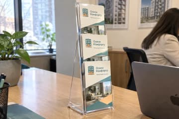 Настільна буклетниця на столі у відділі продажу нерухомості