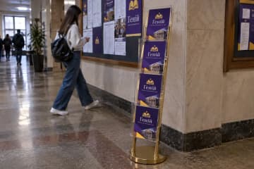 Преміальна буклетниця на золотистій основі в холі університету