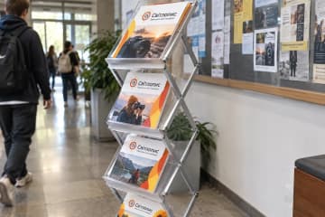 Буклетниця-трансформер у коридорі навчального закладу
