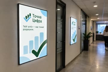Два фреймлайти на стіні офісного коридору