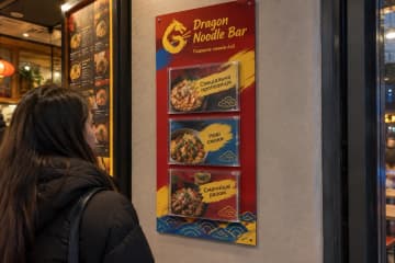 Настінний стенд з кишенями для меню в кафе азійської кухні