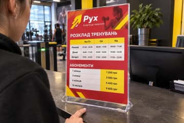Менюхолдер з розкладом тренувань на рецепції спортзалу