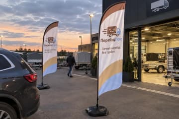 Віндери перо на майданчику біля складу ввечері