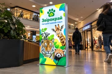 Мобільний лайтбокс у торговому центрі