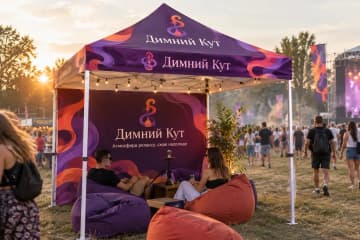 Промо-намет з друком і зоною відпочинку на фестивалі