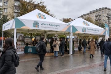 Два великі шатри з друком на ярмарку в місті