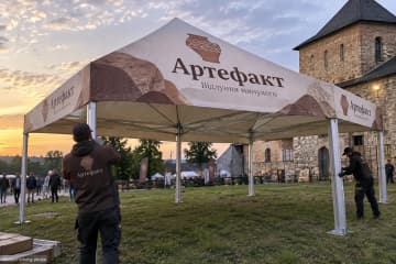 Великий шатер з друком встановлюють біля старовинної фортеці