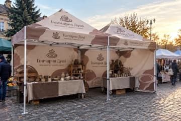 Два торгові намети з друком на ярмарку кераміки
