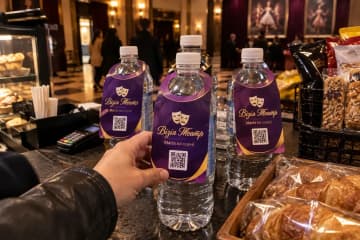 Некхенгери з QR-кодом на пляшках води біля каси