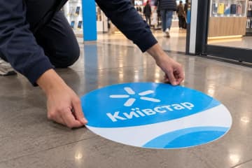 Монтаж круглого підлогового стікера в торговому центрі