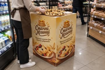 Рекламна тумба для дегустації млинців у супермаркеті