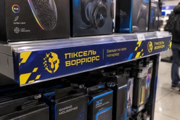 Широкий шелфтокер на полиці з геймерськими аксесуарами