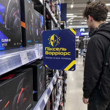 Стопер на полиці з навушниками в магазині електроніки