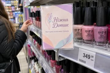 Цінникова рамка на полиці з лаками для нігтів
