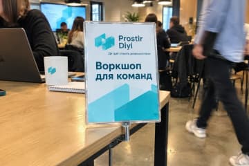Настільна рамка-тримач з оголошенням у коворкінгу