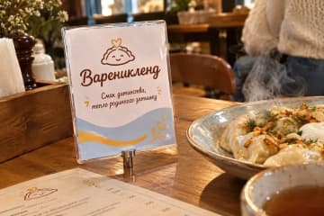 Настільний тримач з вкладишем на столі кафе поруч зі стравою