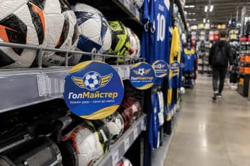 Ряд круглих воблерів на полицях спортивного магазину