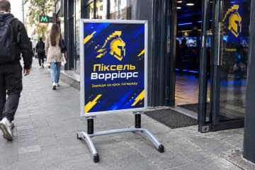Штендер Windmaster біля входу в магазин на пішохідній вулиці