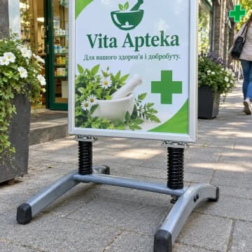 Основа штендера Windmaster крупним планом: пружини і широкі ноги