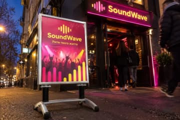 Штендер Windmaster ввечері біля входу в клуб
