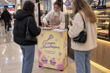 На фото промостіл Classic розміром 47×47 см у Солодкій Майстерні на ярмарку десертів.
