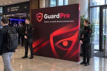 Брендвол Chrome Duo розміром 200×200 см у вхідній зоні конференції з кібербезпеки в Києві.
