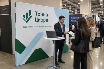 Брендвол Chrome Duo у коридорі виставки з фінансів і обліку в Києві.