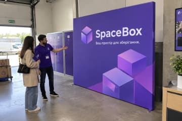 Брендвол Chrome Duo у шоурумі сервісу зберігання біля вантажної зони в Києві.