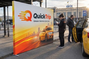 Брендвол Chrome Duo у вуличній зоні посадки таксі біля вокзалу в Києві.