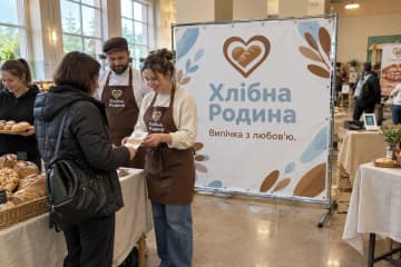 На фудмаркеті показано брендвол Chrome розміром 200×200 см: хромований каркас із труб, ніжки та банер ПВХ, прив’язаний через люверси до рамки.
