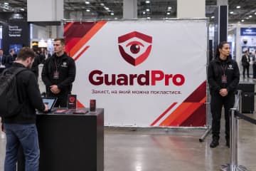 На виставці безпеки знято брендвол Chrome: хромований трубчастий каркас, видимі ніжки та банер ПВХ, прикріплений до рамки люверсами.