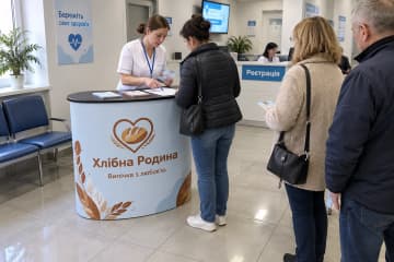 Промостіл Oval розміром 130×90 см у лобі сімейної клініки, де видно овальну стільницю та друковану панель спереду.
