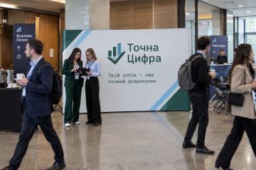 Поп-ап Line розміром 445×230 см стоїть у фойє бізнес-форуму поруч із реєстрацією та зонами для кави.