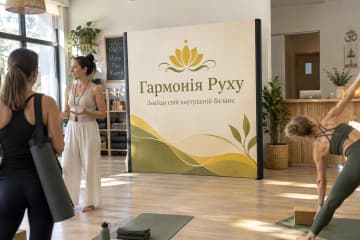 Поп-ап Line розміром 210×230 см встановлено в студії йоги поруч із килимками, блоками та рецепцією.