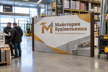 Поп-ап Line розміром 435×230 см стоїть у будівельному магазині серед полиць, коробок і торгового обладнання.