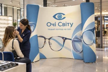 У салоні оптики встановлено поп-ап Stretch 3D заввишки близько 226 см із хвилястою тканиною та безшовним друком для Очі Світу.