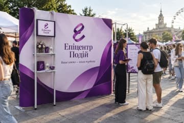 На фестивальному майданчику під відкритим небом показано поп-ап Stretch з полицями заввишки близько 226 см із суцільним тканинним друком для Епіцентр Подій.
