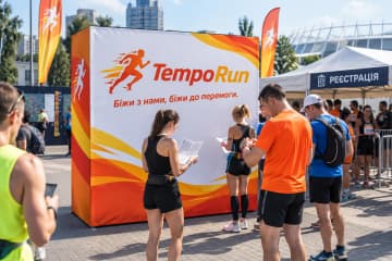 На фото показано поп-ап 3D розміром 226×226 см на спортивному заході для бігового клубу.