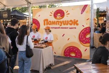 Прямий текстильний поп-ап 305×230 см для бренду «Пампушок» на фуд-фесті біля столів і черги відвідувачів.