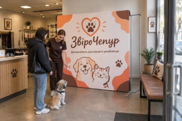 Прямий текстильний поп-ап 250×230 см для бренду «ЗвіроЧепур» у грумінг-салоні біля рецепції та лавки очікування.