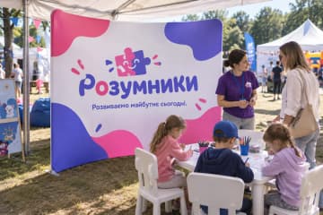 На фото показано текстильний поп-ап 305×230 см на сімейному фестивалі біля дитячої зони.