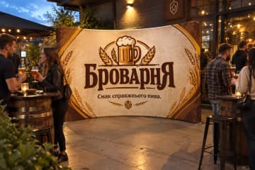 На фото показано текстильний поп-ап 450×230 см на терасі крафтового бару під час дегустації.
