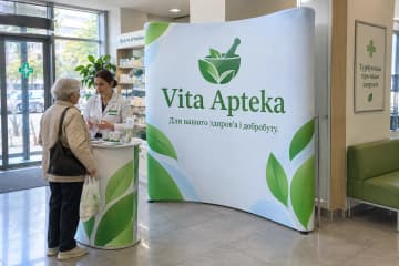 На фото показано текстильний поп-ап 200×230 см у холі клініки біля аптеки.