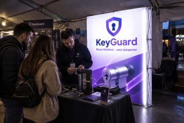 Світловий поп-ап Light 152×226 см у шоурумі майстерні KeyGuard на ярмарку безпеки, де панель рівно підсвічена зсередини.