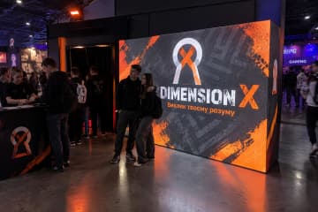 Світловий поп-ап Light 374×226 см у зоні Escape Room Dimension X на фестивалі, де графіка чітко світиться зсередини.