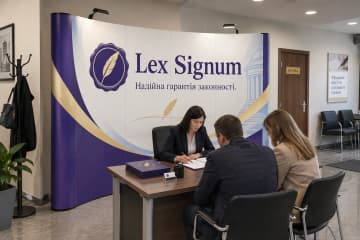 Криволінійна поп-ап стіна Pop-up Arc 360×230 см у приймальні нотаріальної контори з вертикальними друкованими ПВХ-панелями.