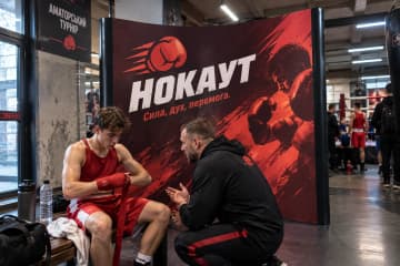 Криволінійна поп-ап стіна Pop-up Arc 270×230 см у вестибюлі боксерського залу з вертикальними друкованими ПВХ-панелями.