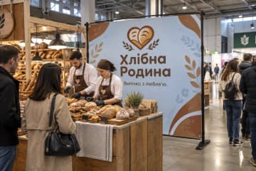 Брендвол Prime розміром 200×200 см для «Хлібна Родина» стоїть на ярмарку поруч із столами з випічкою.