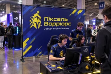Брендвол Prime розміром 300×200 см для «Піксель Ворріорс» стоїть на техконференції біля ігрових столів.